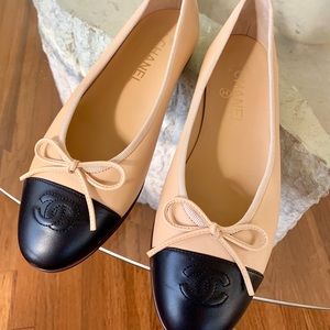 CHANEL LOGO BOW BALLET FLATS ✨